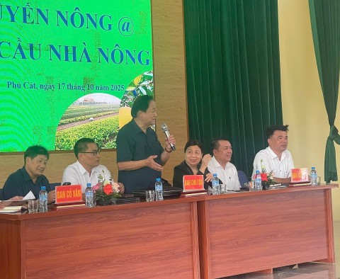 Nông dân xã Phú Cát học hỏi nhiều kỹ thuật mới từ chuyên gia tại Diễn đàn Khuyến nông @ Nhịp cầu nhà nông