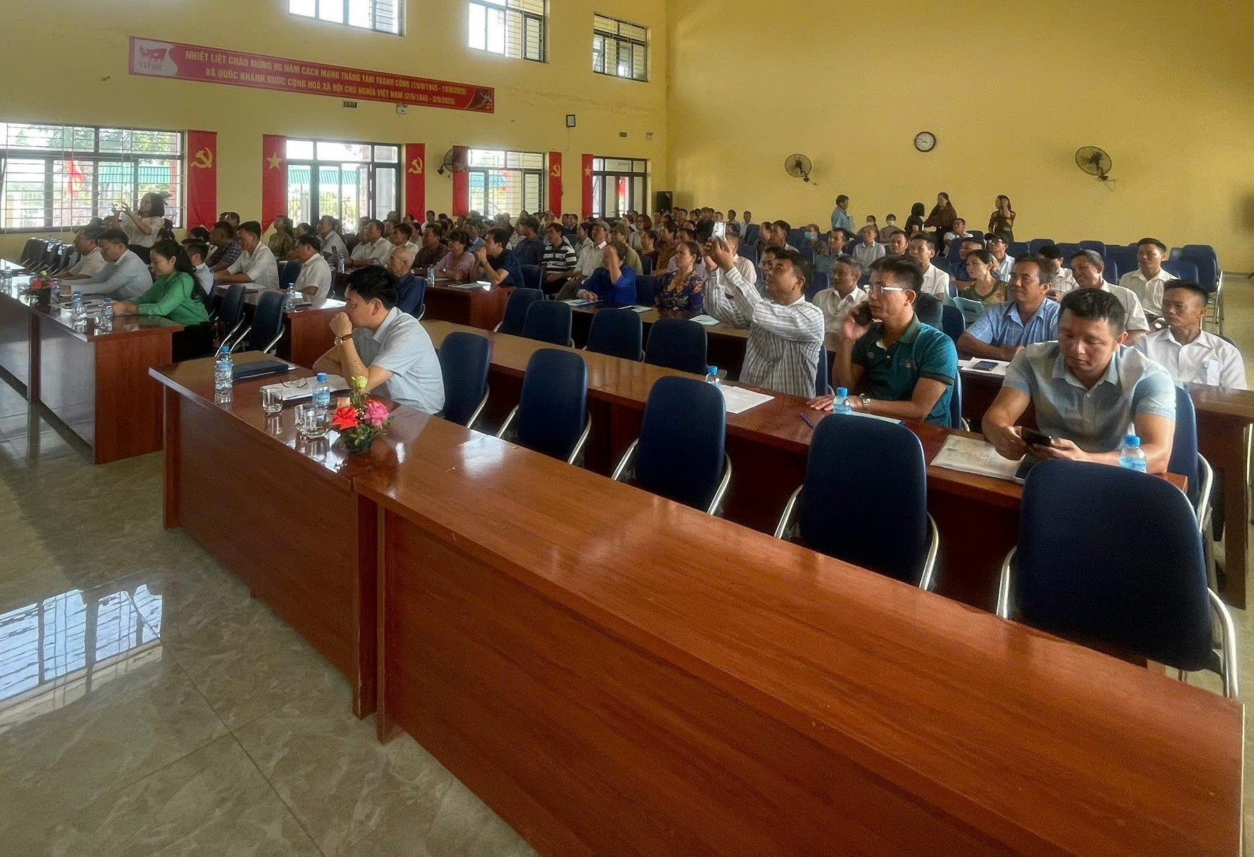 Nông dân xã Phú Cát học hỏi nhiều kỹ thuật mới từ chuyên gia tại Diễn đàn Khuyến nông @ Nhịp cầu nhà nông