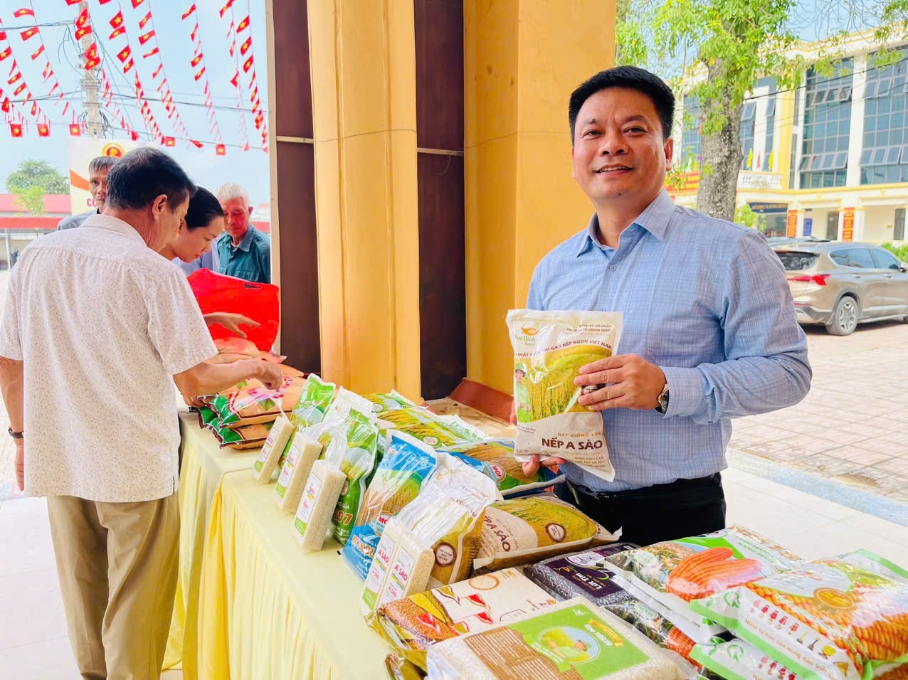 Mô hình mạ khay, cấy máy: Hướng đi bền vững cho sản xuất lúa hiện đại Mô hình mạ khay, cấy máy: Hướng đi bền vững cho sản xuất lúa hiện đại