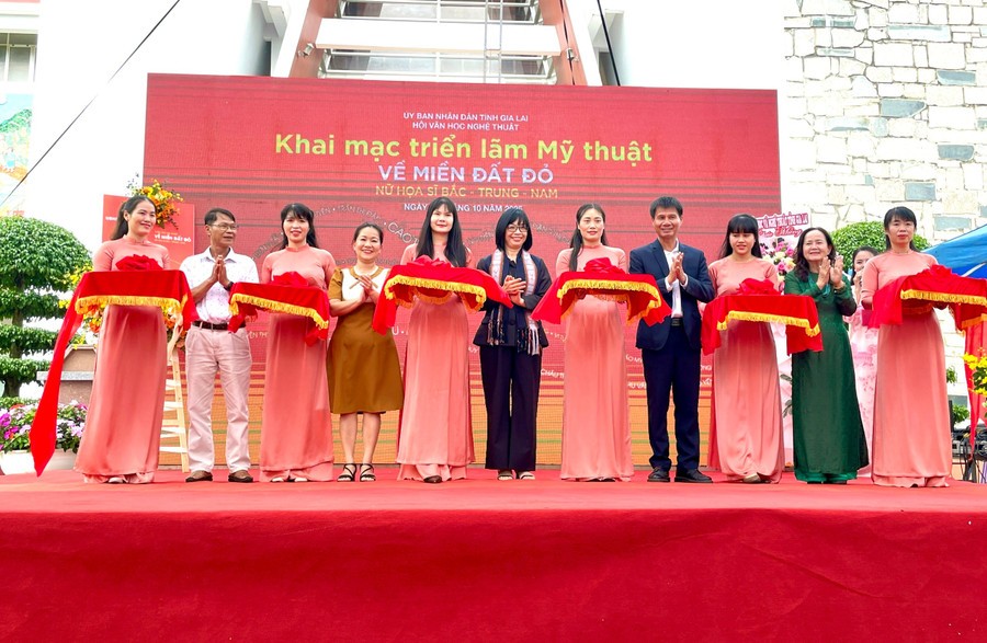 Triển lãm “Về miền đất đỏ” mang dấu ấn nữ họa sĩ ba miền hội tụ tại Gia Lai