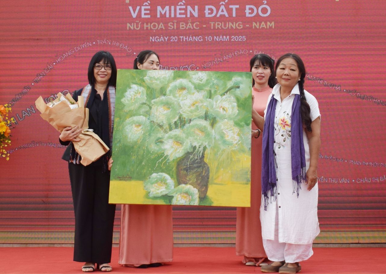 Triển lãm “Về miền đất đỏ” mang dấu ấn nữ họa sĩ ba miền hội tụ tại Gia Lai