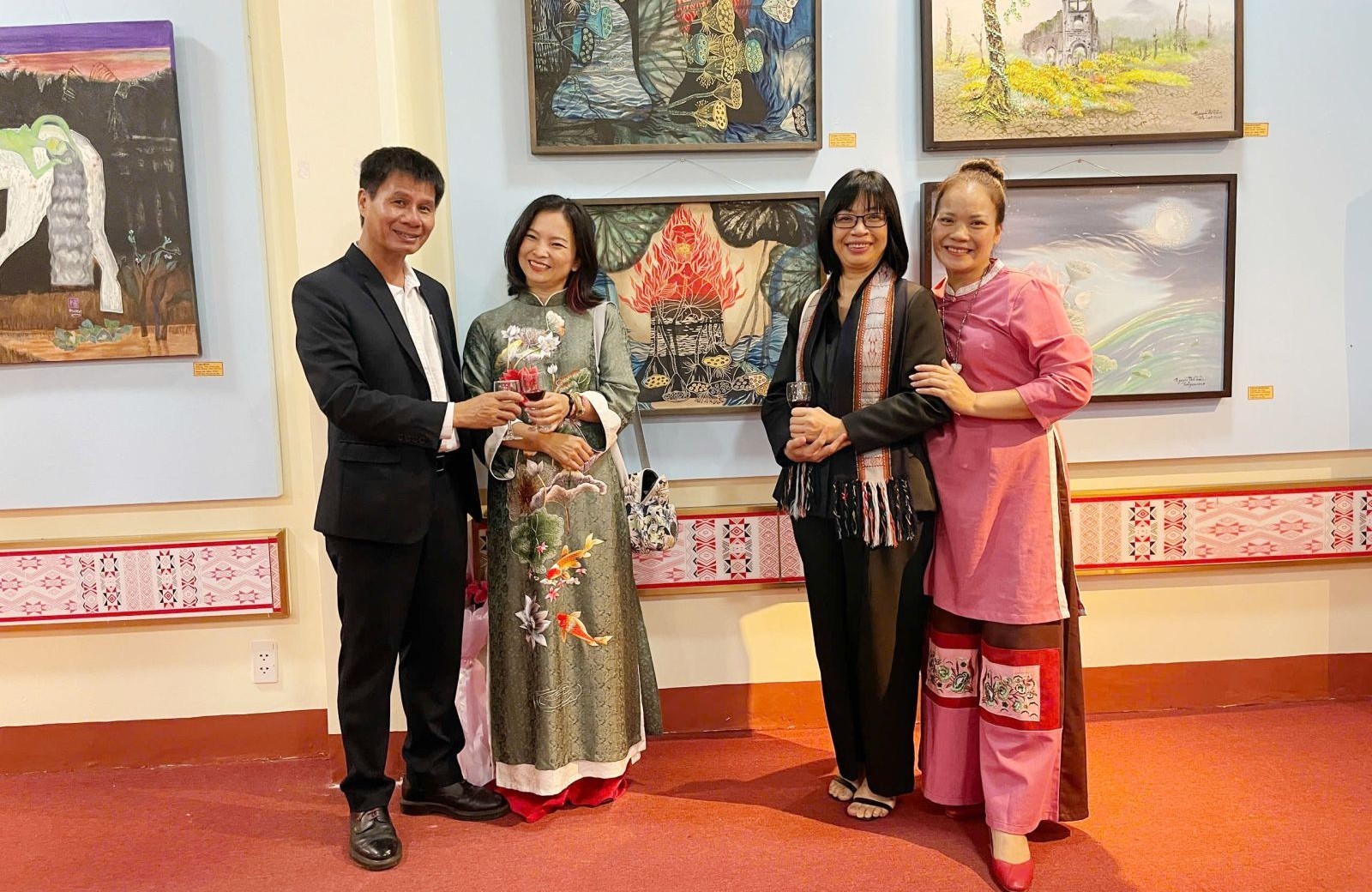 Triển lãm “Về miền đất đỏ” mang dấu ấn nữ họa sĩ ba miền hội tụ tại Gia Lai