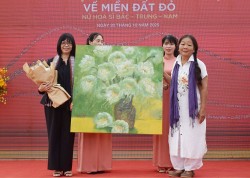 Triển lãm “Về miền đất đỏ” mang dấu ấn nữ họa sĩ ba miền hội tụ tại Gia Lai