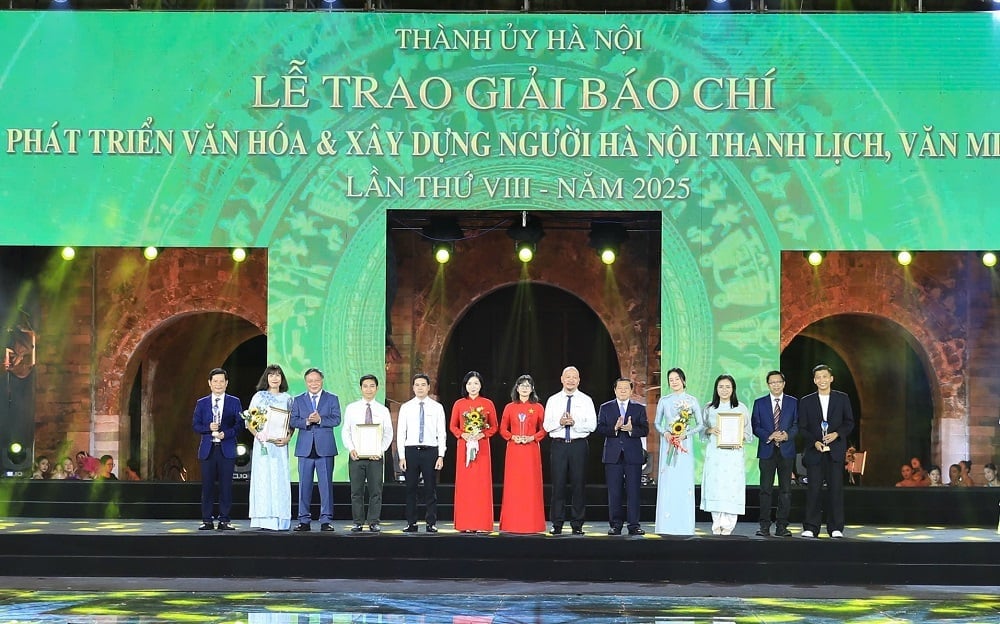Ủy viên Trung ương Đảng, Phó Trưởng Ban Thường trực Ban Tuyên giáo và Dân vận Trung ương Lại Xuân Môn; Phó Bí thư Thường trực Thành ủy Hà Nội Nguyễn Văn Phong trao Giải A cho các tác giả, nhóm tác giả. Ảnh: Vương Vân. Ủy viên Trung ương Đảng, Phó Trưởng Ban Thường trực Ban Tuyên giáo và Dân vận Trung ương Lại Xuân Môn; Phó Bí thư Thường trực Thành ủy Hà Nội Nguyễn Văn Phong trao Giải A cho các tác giả, nhóm tác giả. Ảnh: Vương Vân.