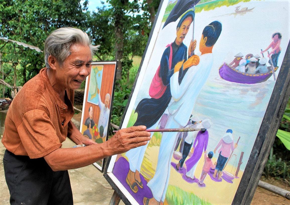 Cố họa sĩ Nguyễn Đức Hạnh đang vẽ bức tranh: “Nguyễn Tất Thành tiễn cha đi Bình Khê”.