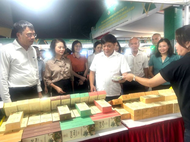 ác đại biểu tham quan gian hàng sản phẩm truyền thống của xã Thạch Thất tại Triển lãm. ác đại biểu tham quan gian hàng sản phẩm truyền thống của xã Thạch Thất tại Triển lãm.
