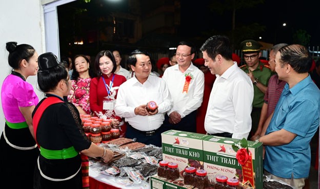 Lãnh đạo Tỉnh ủy Tuyên Quang, Bộ Công Thương cùng các đại biểu tham quan một số gian hàng trưng bày sản phẩm OCOP tại Hội chợ Lãnh đạo Tỉnh ủy Tuyên Quang, Bộ Công Thương cùng các đại biểu tham quan một số gian hàng trưng bày sản phẩm OCOP tại Hội chợ