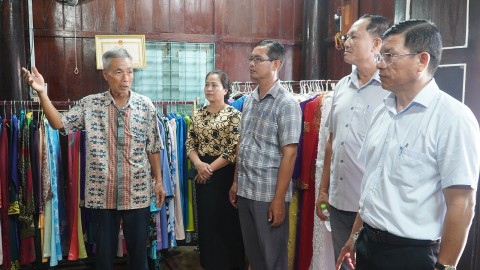 Người đàn ông giữ hồn thổ cẩm Chăm giữa lòng Phũm Soài