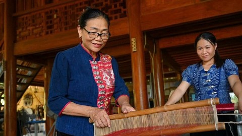 Từ bản nhỏ Châu Tiến sắc thổ cẩm Thái lan tỏa thế giới