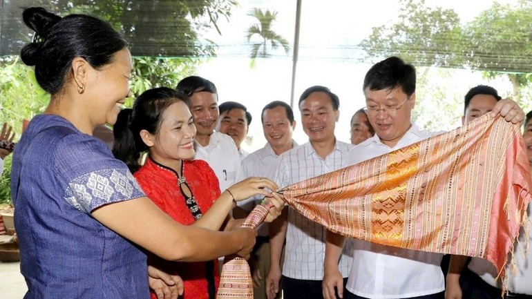 Từ bản nhỏ Châu Tiến sắc thổ cẩm Thái lan tỏa thế giới Từ bản nhỏ Châu Tiến sắc thổ cẩm Thái lan tỏa thế giới