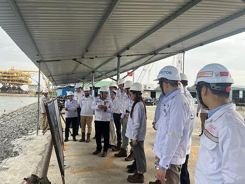 Phái đoàn có chuyến khảo sát thực địa tại cảng PTSC ở Vũng Tàu nhằm tìm hiểu hạ tầng phục vụ phát triển điện gió ngoài khơi. Nguồn: Đại sứ quán Anh tại Hà Nội.  Phái đoàn có chuyến khảo sát thực địa tại cảng PTSC ở Vũng Tàu nhằm tìm hiểu hạ tầng phục vụ phát triển điện gió ngoài khơi. Nguồn: Đại sứ quán Anh tại Hà Nội.