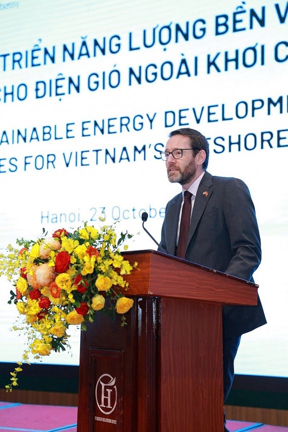 Đại sứ Anh Iain Frew chia sẻ, Vương quốc Anh tự hào là đối tác tin cậy đồng hành cùng Việt Nam trong hành trình hướng tới tương lai năng lượng sạch. Nguồn: Đại sứ quán Anh tại Hà Nội. Đại sứ Anh Iain Frew chia sẻ, Vương quốc Anh tự hào là đối tác tin cậy đồng hành cùng Việt Nam trong hành trình hướng tới tương lai năng lượng sạch. Nguồn: Đại sứ quán Anh tại Hà Nội.