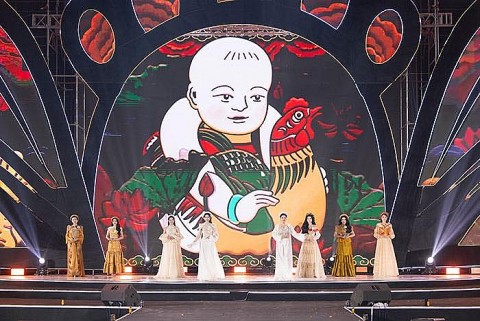 tranh dan gian dong ho xuat hien trong chung ket hoa hau sinh vien viet nam 2025