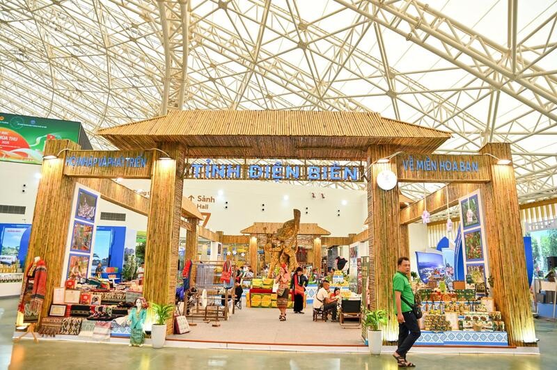 Gian hàng tỉnh Điện Biên trưng bày nhiều sản vật đặc trưng. Ảnh: Nam Nguyễn. Gian hàng tỉnh Điện Biên trưng bày nhiều sản vật đặc trưng. Ảnh: Nam Nguyễn.