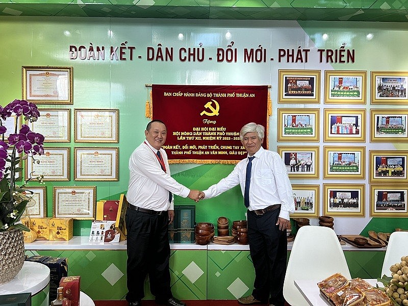 Từ những cơ sở manh mún, nhỏ lẻ truyền thống, KingWood đã vươn lên như một điển hình đơn vị tiên phong nâng tầm nghề gỗ Việt, chinh phục hàng loạt thị trường quốc tế khó tính Từ những cơ sở manh mún, nhỏ lẻ truyền thống, KingWood đã vươn lên như một điển hình đơn vị tiên phong nâng tầm nghề gỗ Việt, chinh phục hàng loạt thị trường quốc tế khó tính