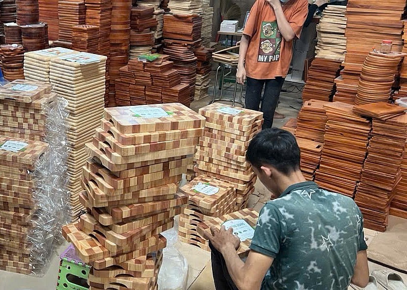 Những ngày đầu tiếp quản và điều hành xưởng mộc gia đình, ông Chương đã trải qua không ít khó khăn, gặp những thách thức điển hình mà hầu hết cơ sở sản xuất nhỏ lẻ đều gặp phải Những ngày đầu tiếp quản và điều hành xưởng mộc gia đình, ông Chương đã trải qua không ít khó khăn, gặp những thách thức điển hình mà hầu hết cơ sở sản xuất nhỏ lẻ đều gặp phải