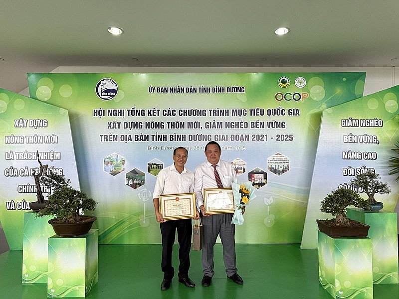 Sau khi tham gia các lớp tập huấn do Hội Nông dân tỉnh Bình Dương tổ chức, ông Chương (bên trái) nhận ra, thay vì hoạt động đơn lẻ, liên kết chuỗi sản xuất chính là hướng đi bền vững Sau khi tham gia các lớp tập huấn do Hội Nông dân tỉnh Bình Dương tổ chức, ông Chương (bên trái) nhận ra, thay vì hoạt động đơn lẻ, liên kết chuỗi sản xuất chính là hướng đi bền vững