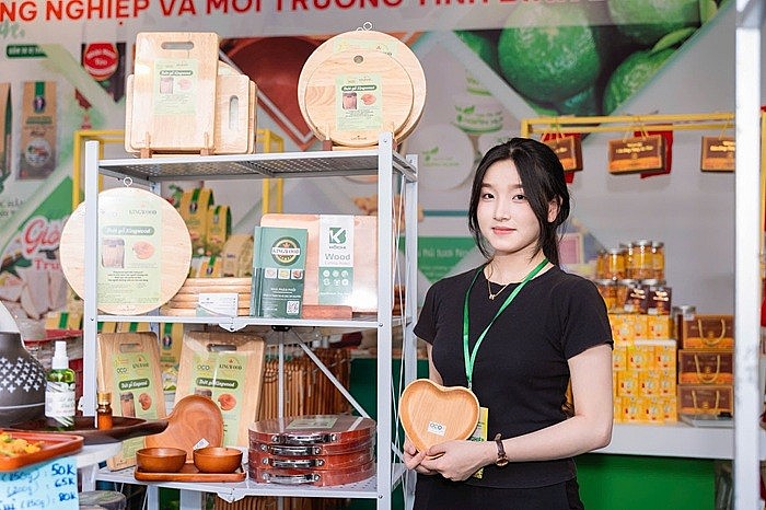 Sản phẩm chủ lực của KingWood là dòng dụng cụ nhà bếp bằng gỗ, gia công từ nguyên liệu khai thác từ rừng trồng có kiểm soát, không dùng gỗ rừng thiên nhiên, nhằm bảo vệ tài nguyên môi trường Sản phẩm chủ lực của KingWood là dòng dụng cụ nhà bếp bằng gỗ, gia công từ nguyên liệu khai thác từ rừng trồng có kiểm soát, không dùng gỗ rừng thiên nhiên, nhằm bảo vệ tài nguyên môi trường