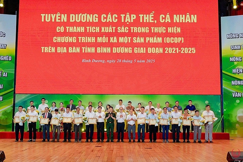 KingWood được tuyên dương là tập thể, cá nhân có thành tích xuất sắc trong thực hiện Chương trình OCOP) trên địa bàn tỉnh Bình dương giai đoạn 2021 - 2025 KingWood được tuyên dương là tập thể, cá nhân có thành tích xuất sắc trong thực hiện Chương trình OCOP) trên địa bàn tỉnh Bình dương giai đoạn 2021 - 2025