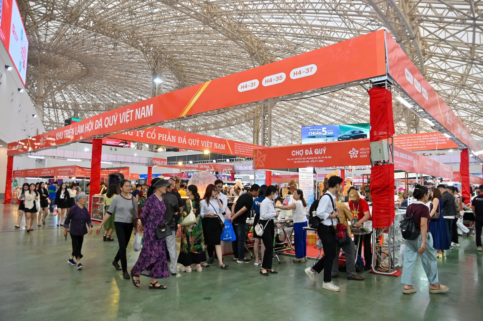 Khu trưng bày đá quý “tâm điểm lấp lánh” tại Hội chợ Mùa Thu 2025 Khu trưng bày đá quý “tâm điểm lấp lánh” tại Hội chợ Mùa Thu 2025