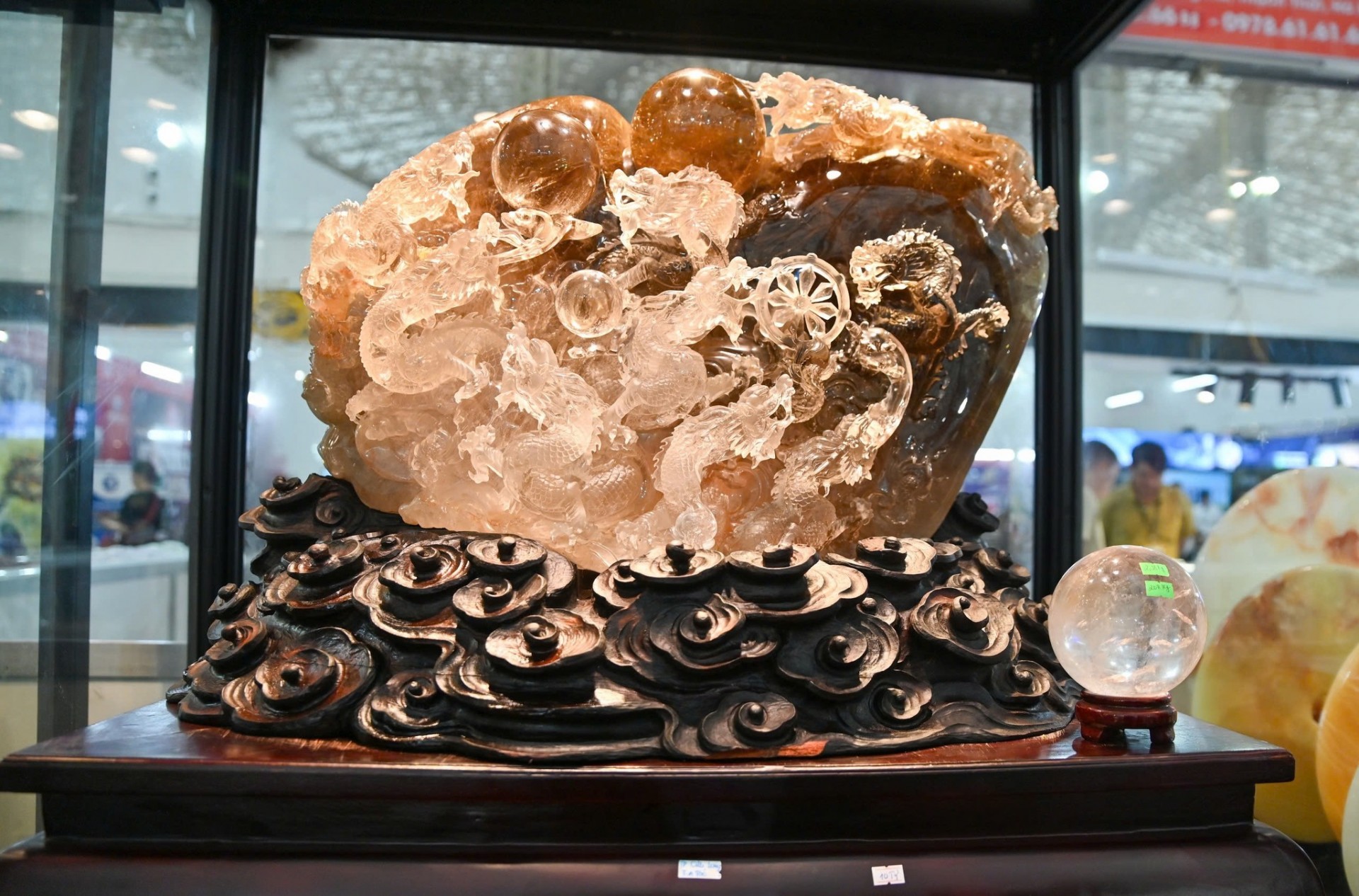 Khu trưng bày đá quý “tâm điểm lấp lánh” tại Hội chợ Mùa Thu 2025