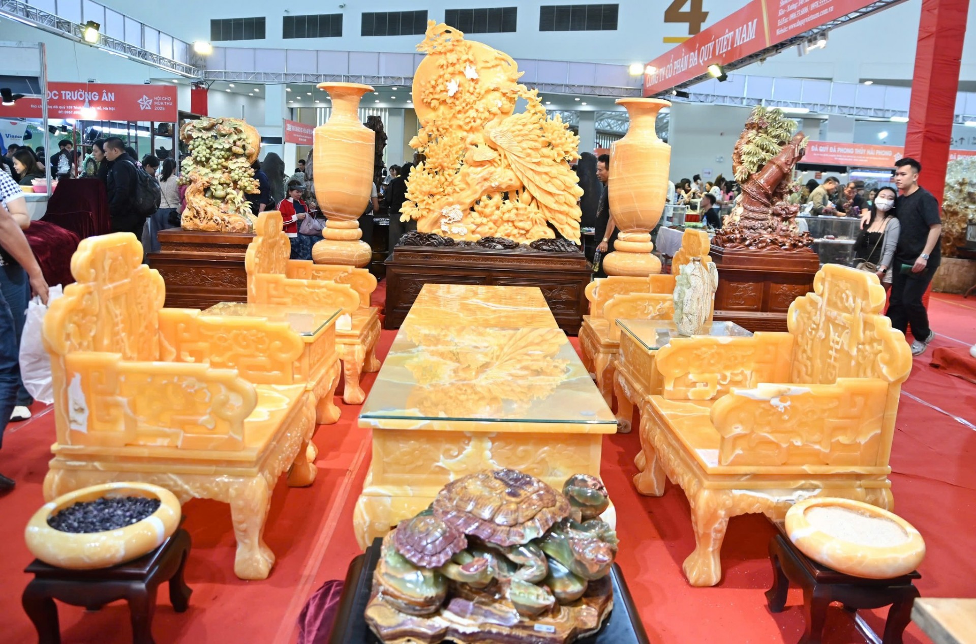 Khu trưng bày đá quý “tâm điểm lấp lánh” tại Hội chợ Mùa Thu 2025 Khu trưng bày đá quý “tâm điểm lấp lánh” tại Hội chợ Mùa Thu 2025