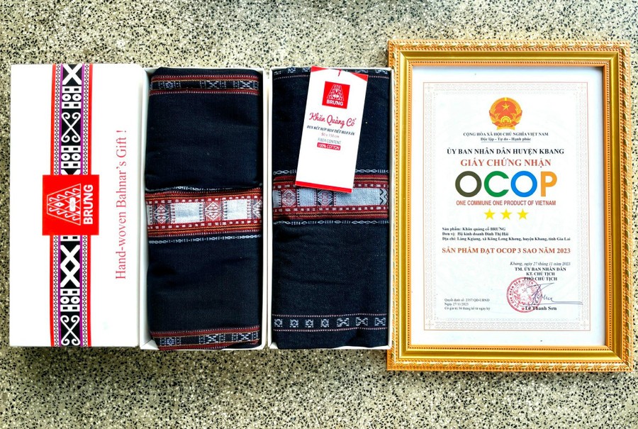 “Khăn quàng cổ Brưng” của chị Đinh Thị Hái (làng Kgiang, xã Tơ Tung) được chứng nhận sản phẩm đạt OCOP 3 sao năm 2023. Ảnh: Minh Phương “Khăn quàng cổ Brưng” của chị Đinh Thị Hái (làng Kgiang, xã Tơ Tung) được chứng nhận sản phẩm đạt OCOP 3 sao năm 2023. Ảnh: Minh Phương