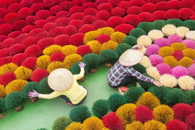 Các nghệ nhân làng nghề được truyền thêm động lực sáng tạo khi Nghị định 235/2025/NĐ-CP chính thức mở rộng chính sách khuyến công, hỗ trợ truyền nghề và phát triển sản phẩm thủ công mỹ nghệ. Các nghệ nhân làng nghề được truyền thêm động lực sáng tạo khi Nghị định 235/2025/NĐ-CP chính thức mở rộng chính sách khuyến công, hỗ trợ truyền nghề và phát triển sản phẩm thủ công mỹ nghệ.