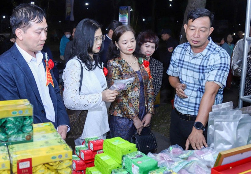 Các đại biểu tham quan gian hàng của Hợp tác xã chè sạch Đạt Phát (Thái Nguyên) Các đại biểu tham quan gian hàng của Hợp tác xã chè sạch Đạt Phát (Thái Nguyên)