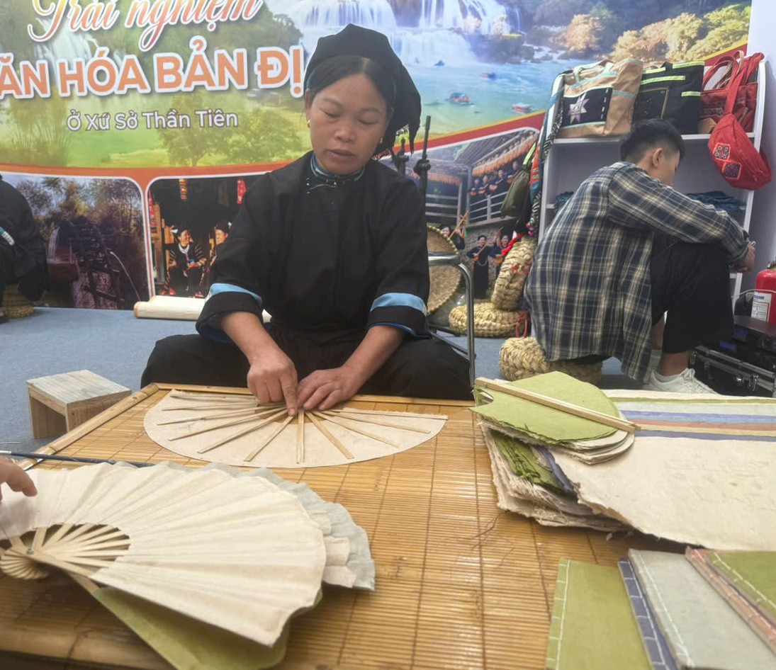 Người giữ nghề giấy bản của người Nùng