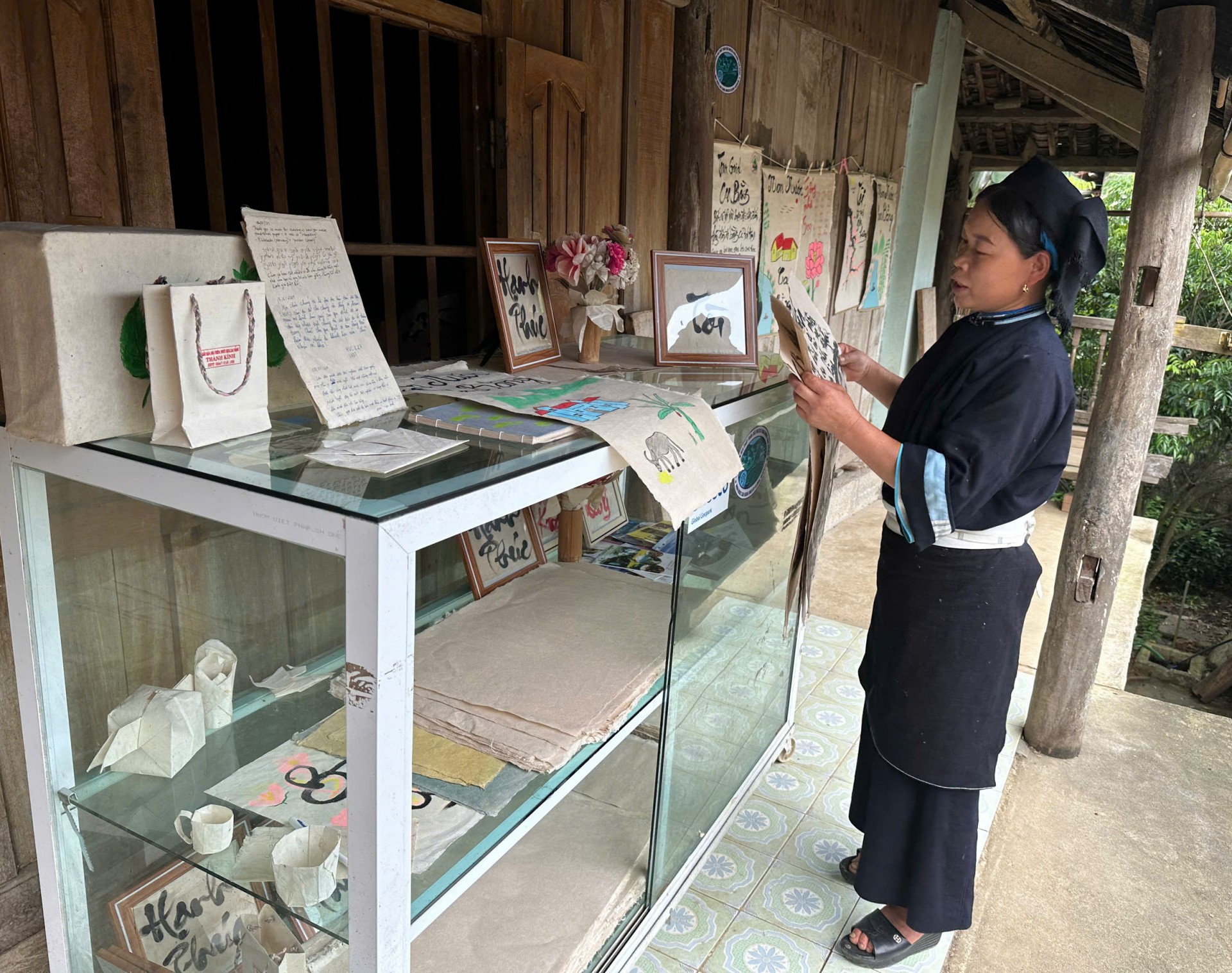 Người giữ nghề giấy bản của người Nùng Người giữ nghề giấy bản của người Nùng