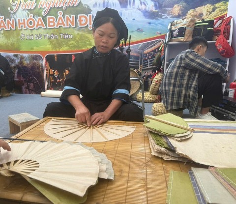 nguoi giu nghe giay ban cua nguoi nung