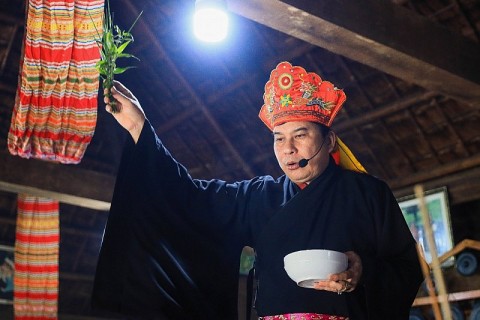 nguoi thay mo va hanh trinh giu lua van hoa muong