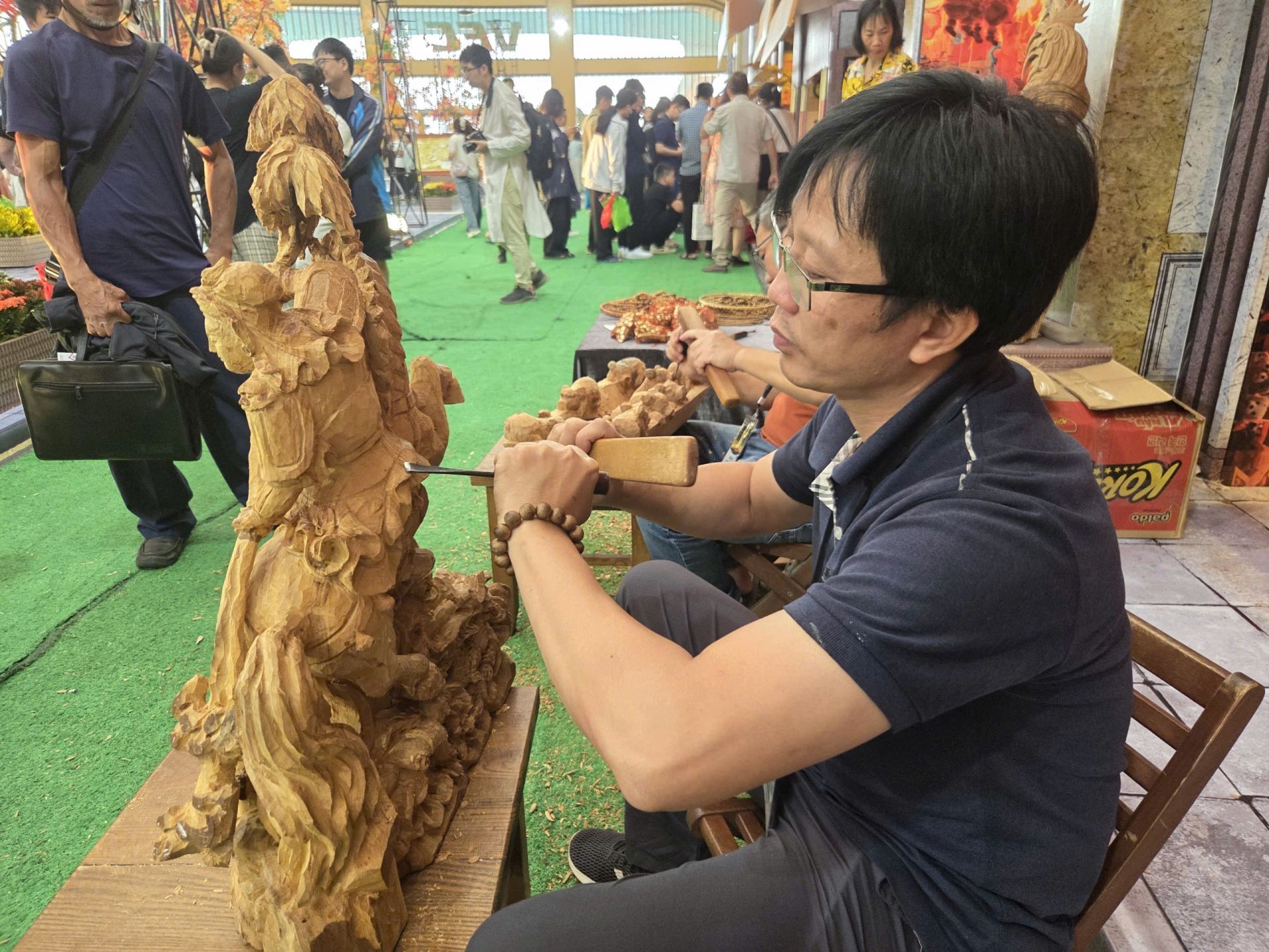 Những nghệ nhân thổi hồn cho "Tinh hoa Thu Hà Nội" Những nghệ nhân thổi hồn cho "Tinh hoa Thu Hà Nội"