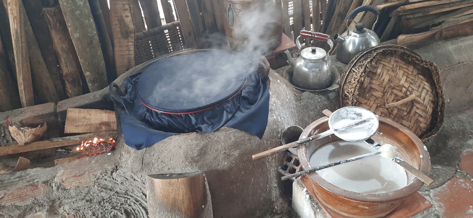nhung nguoi giu lua o lang banh trang phu hoa dong