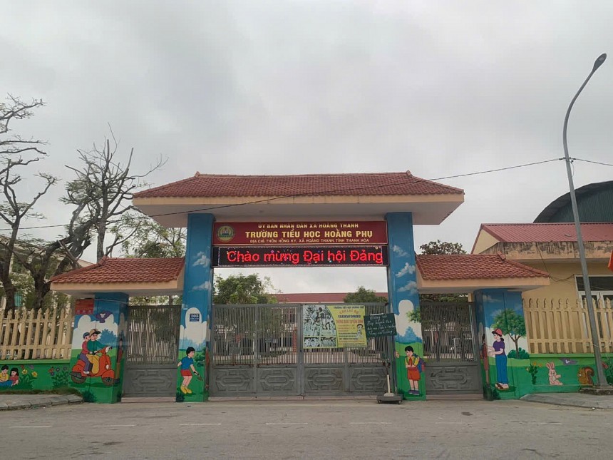 Khuôn viên nhà trường khang trang, xanh - sạch - đẹp