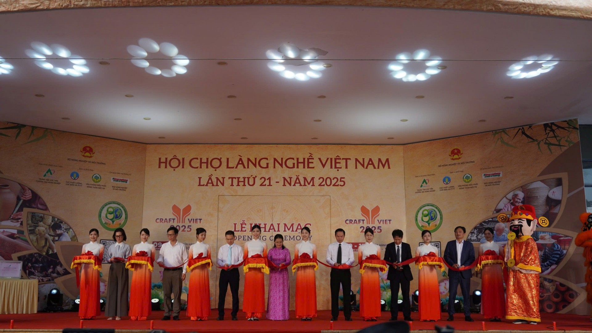 Cắt băng khai mạc Hội chợ Làng nghề Việt Nam lần thứ 21. Cắt băng khai mạc Hội chợ Làng nghề Việt Nam lần thứ 21.