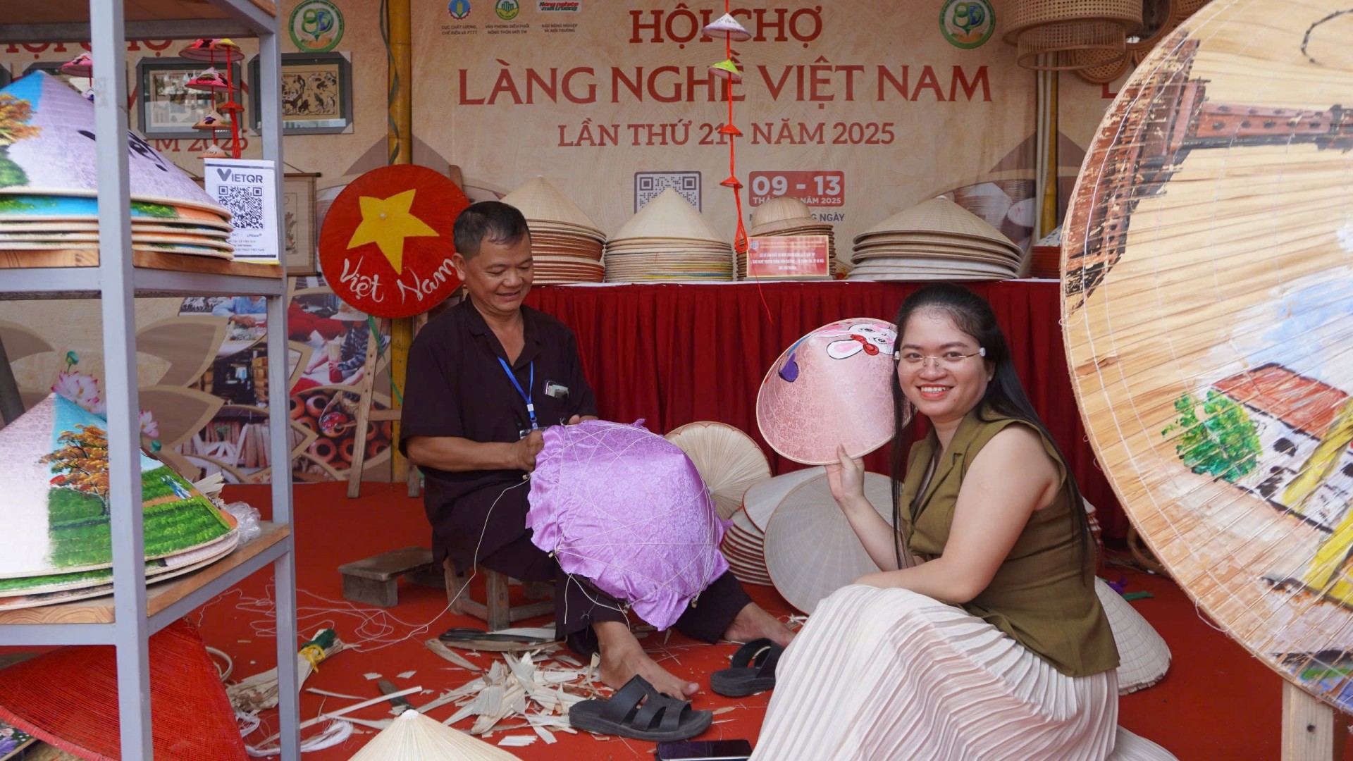 Du khách thích thú khi tham quan gian hàng của nón làng chuông của nghệ nhân Lê Văn Tuy. Du khách thích thú khi tham quan gian hàng của nón làng chuông của nghệ nhân Lê Văn Tuy.