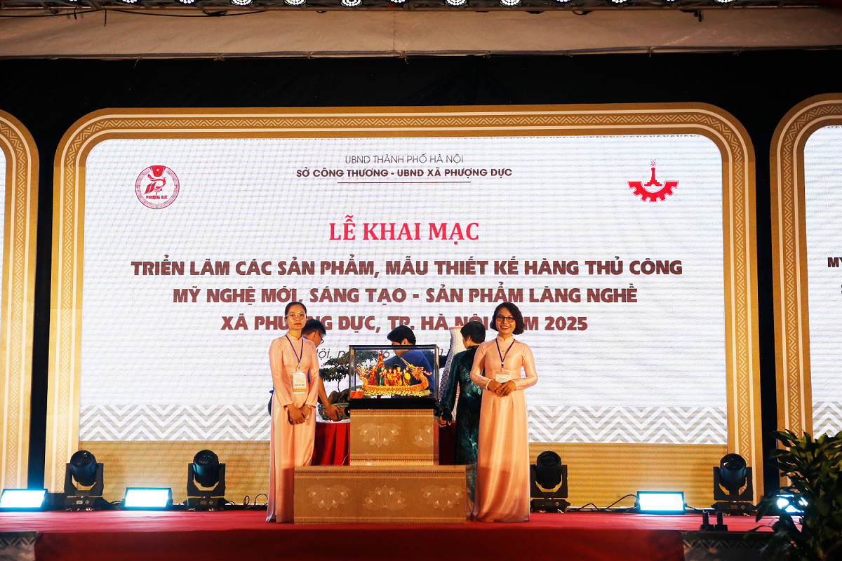 Xã Phượng Dực khai mạc Triển lãm sản phẩm làng nghề năm 2025 Xã Phượng Dực khai mạc Triển lãm sản phẩm làng nghề năm 2025