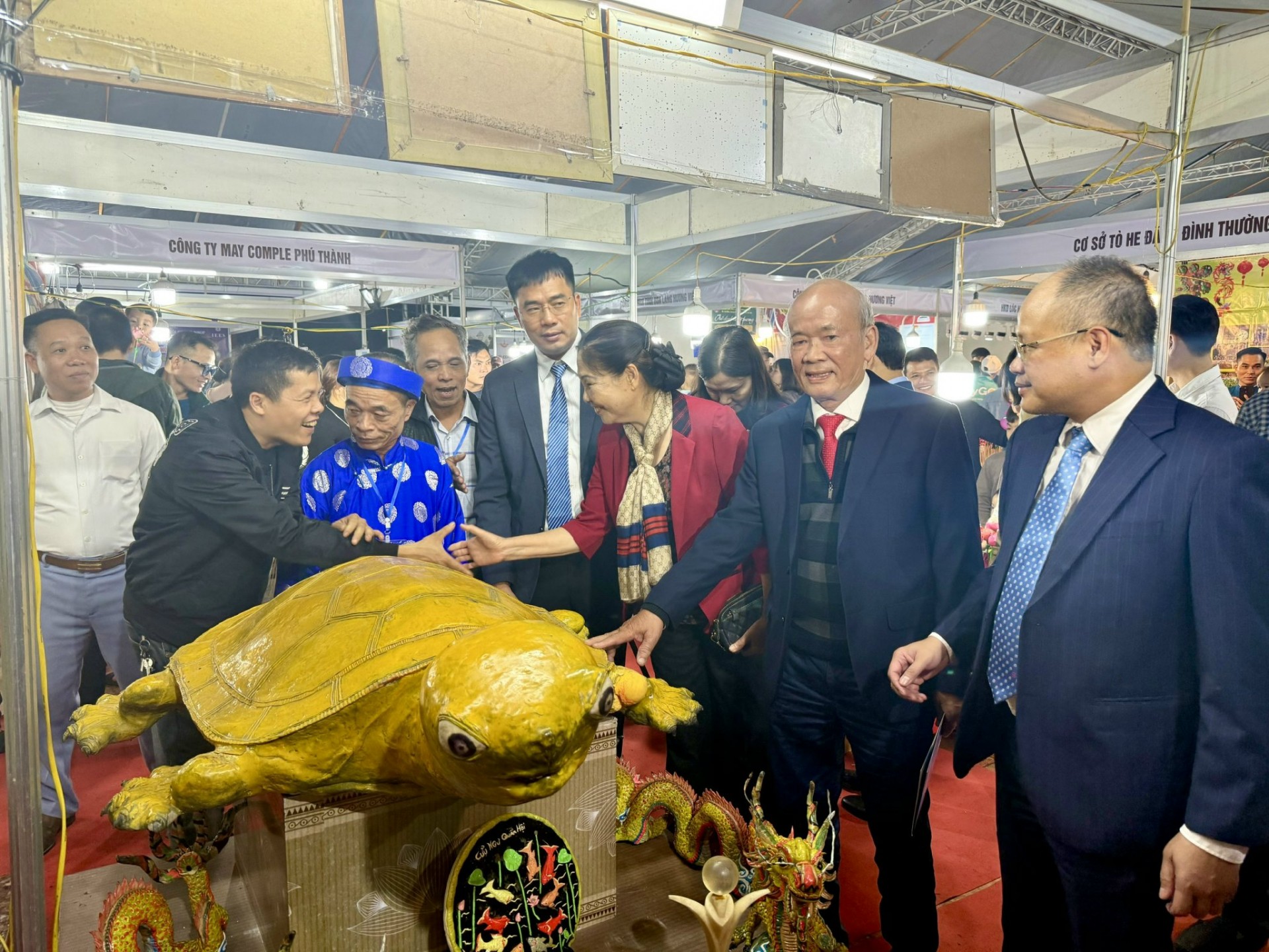 Các đại biểu tham quan khu trưng bày, triển lãm sản phẩm tò hè (xã Phượng Dực) Các đại biểu tham quan khu trưng bày, triển lãm sản phẩm tò hè (xã Phượng Dực)