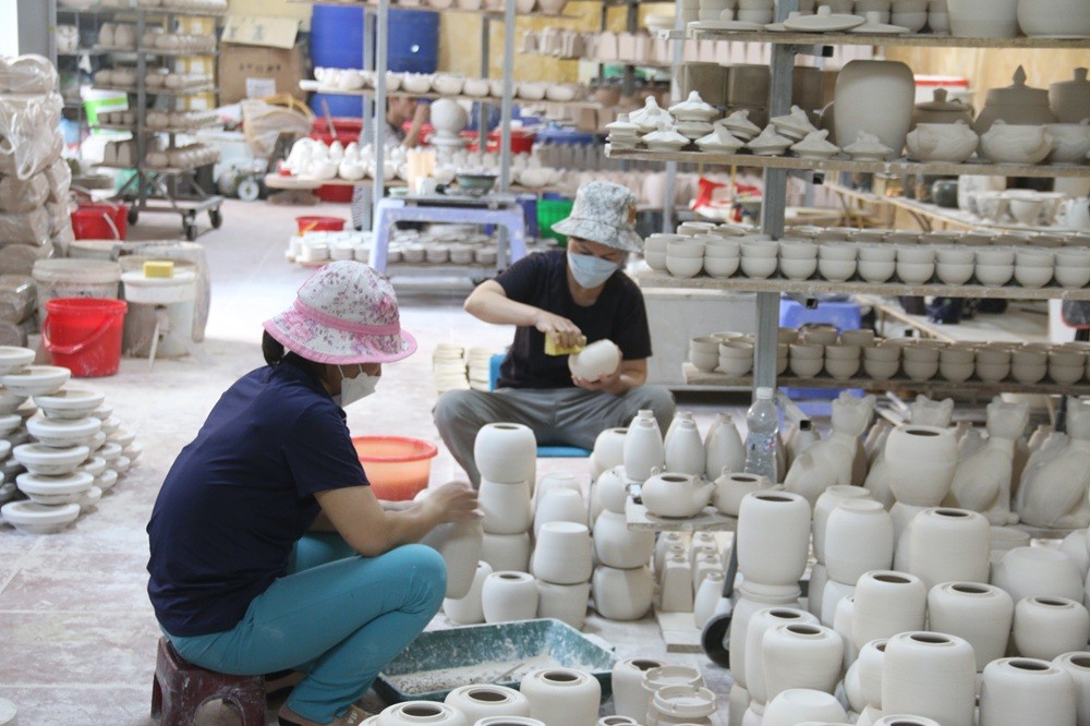 Không gian sản xuất xanh – sạch – đẹp của làng nghề gốm Bát Tràng hôm nay. Không gian sản xuất xanh – sạch – đẹp của làng nghề gốm Bát Tràng hôm nay.