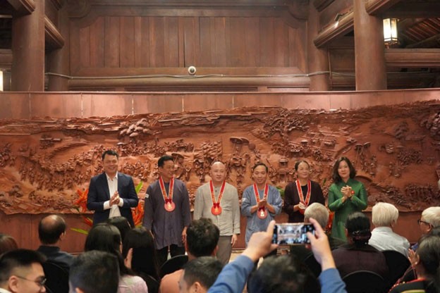 Ban Tổ chức trao kỷ niệm chương cho các nghệ nhân tham gia Chương trình “Hội tụ di sản” Ban Tổ chức trao kỷ niệm chương cho các nghệ nhân tham gia Chương trình “Hội tụ di sản”