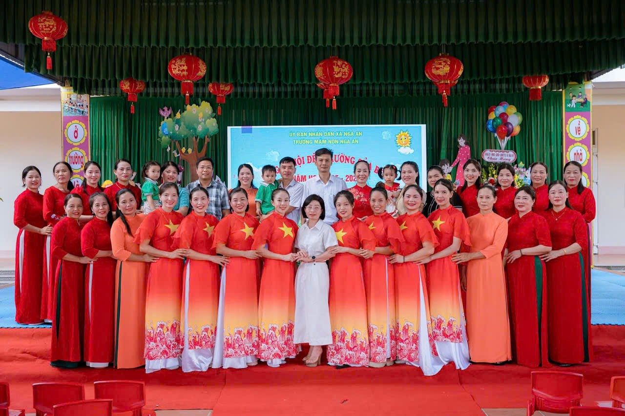 Tập thể cán bộ quản lý, giáo viên cùng cha mẹ học sinh trong ngày khai giảng năm học mới Tập thể cán bộ quản lý, giáo viên cùng cha mẹ học sinh trong ngày khai giảng năm học mới