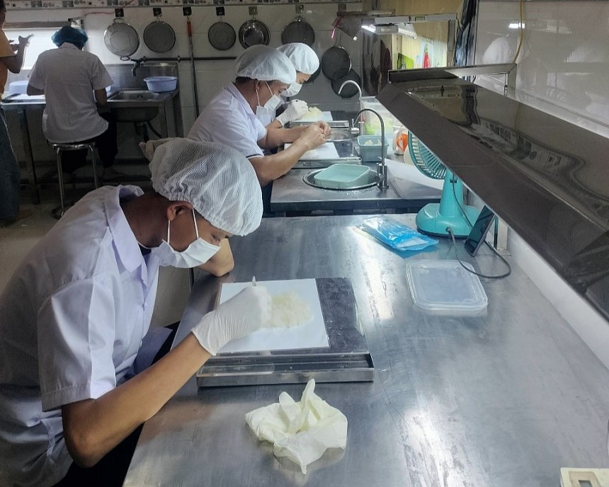 Để biến ý tưởng thành hành động, chị Hằng chấp nhận đầu tư vào nhà yến, kiên nhẫn nghiên cứu phương pháp dụ chim làm tổ, học cách lắng nghe tiếng, tìm hiểu tập tính loài