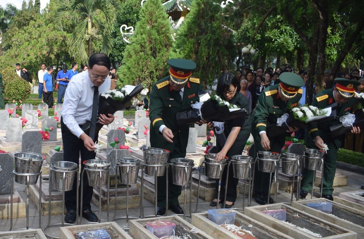 Gia Lai nặng lòng tri ân đưa 18 hài cốt anh hùng liệt sĩ về đất mẹ Tây Nguyên Gia Lai nặng lòng tri ân đưa 18 hài cốt anh hùng liệt sĩ về đất mẹ Tây Nguyên