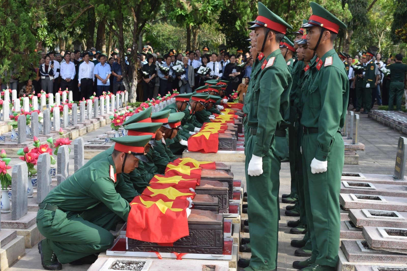 Gia Lai nặng lòng tri ân đưa 18 hài cốt anh hùng liệt sĩ về đất mẹ Tây Nguyên Gia Lai nặng lòng tri ân đưa 18 hài cốt anh hùng liệt sĩ về đất mẹ Tây Nguyên