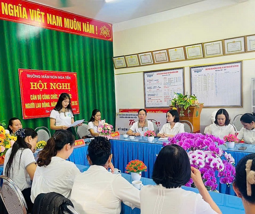 Ban giám hiệu cùng giáo viên họp triển khai nhiệm vụ năm học Ban giám hiệu cùng giáo viên họp triển khai nhiệm vụ năm học