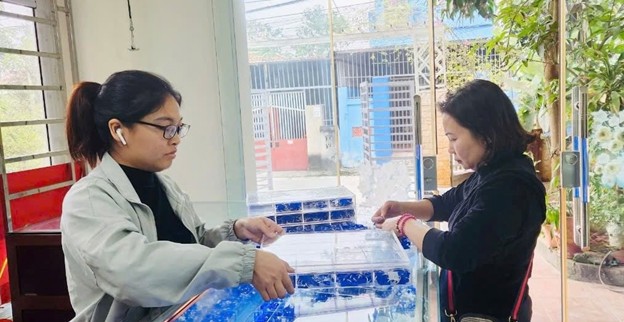 Cùng với duy trì kênh bán hàng truyền thống, một số hộ ở làng nghề đã thay đổi phương thức kinh doanh. Cùng với duy trì kênh bán hàng truyền thống, một số hộ ở làng nghề đã thay đổi phương thức kinh doanh.