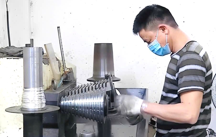 Nhiều hộ chế tác vàng bạc ở Châu Khê đầu tư máy móc hiện đại giúp giảm sức lao động, tiết kiệm thời gian, nâng cao năng suất. Nhiều hộ chế tác vàng bạc ở Châu Khê đầu tư máy móc hiện đại giúp giảm sức lao động, tiết kiệm thời gian, nâng cao năng suất.