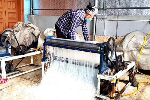 Làng nghề bánh đa Lộ Cương có gần chục cơ sở sản xuất theo dây chuyền khép kín với hệ thống liên hoàn Làng nghề bánh đa Lộ Cương có gần chục cơ sở sản xuất theo dây chuyền khép kín với hệ thống liên hoàn